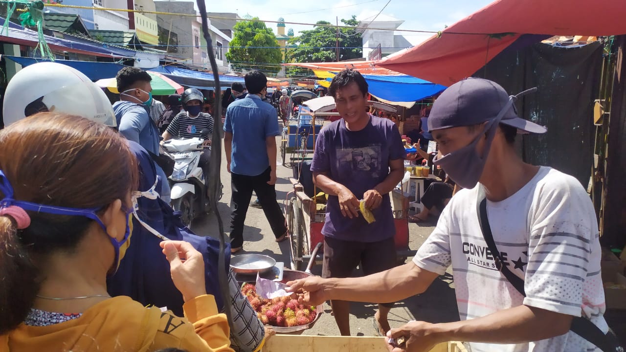 Gugus Tugas Covid-19 Sidrap Bagikan Masker Kain Ke Warga