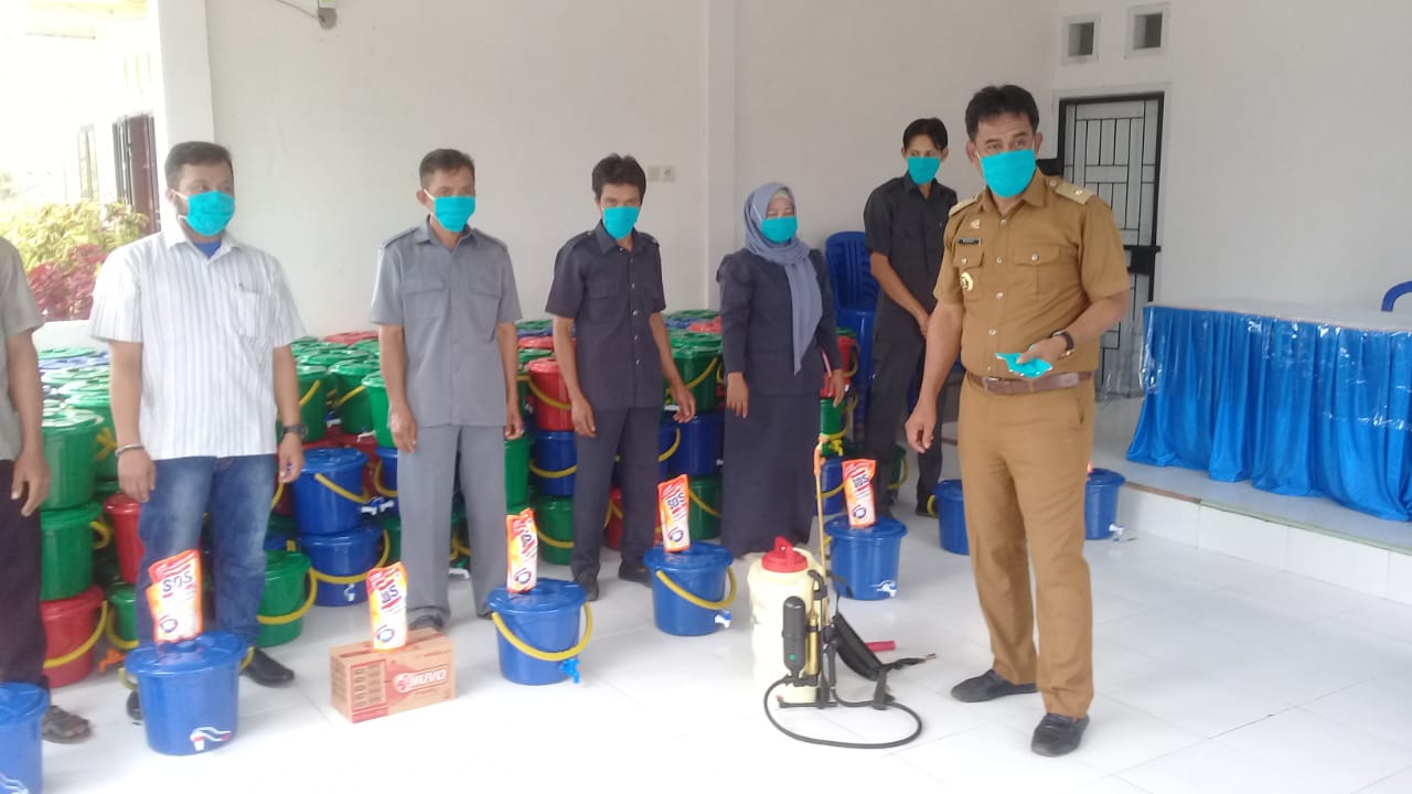 Pemerintah Desa Pattappa Bagikan Warganya Masker dan Tempat Cuci Tangan