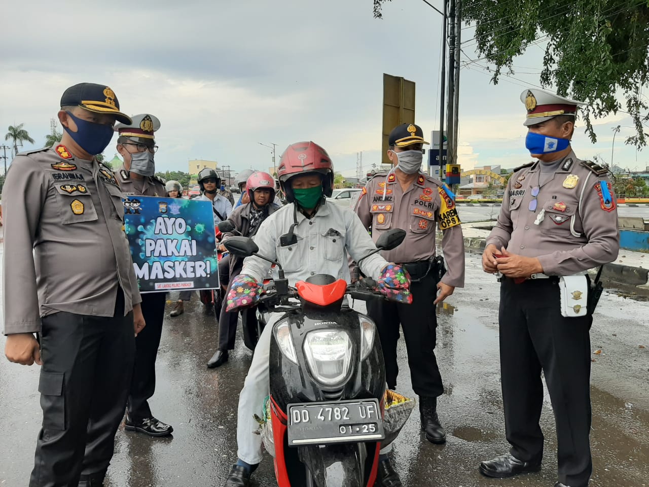 Operasi Keselamatan Lipu 2020, Kapolres Pangkep Turun Langsung Bagi-Bagi Masker