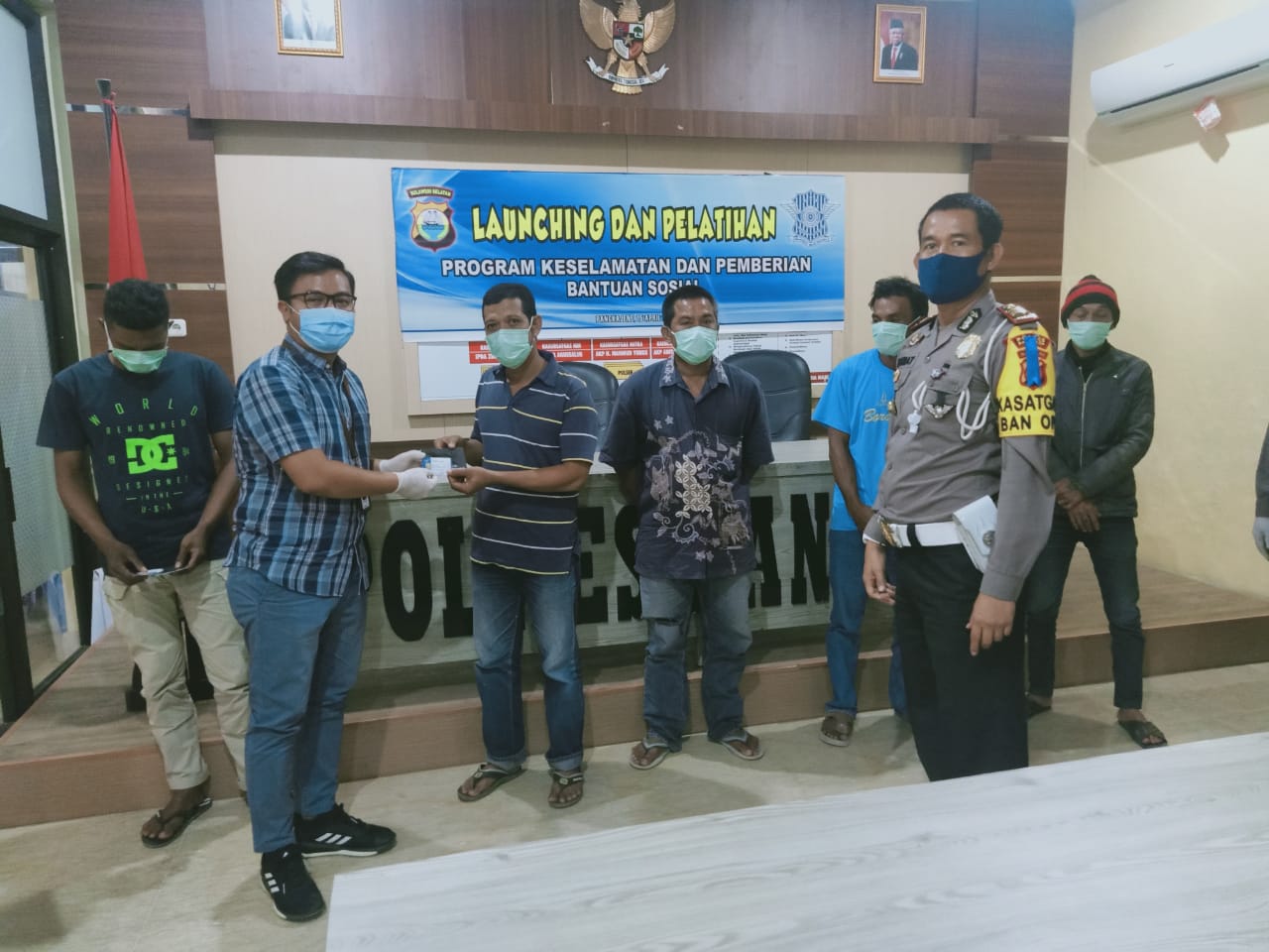 Program Keselamatan Lalu Lintas 2020, Kapolres Pangkep Salurkan Bantuan Sosial untuk Pengendara