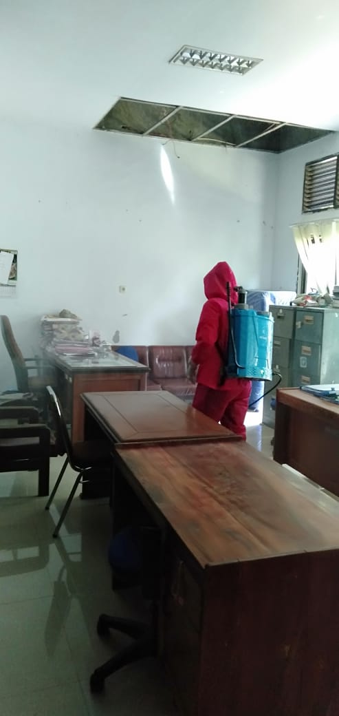 Cegah Penyebaran Covid-19, Seluruh Kantor di SKPD Sidrap Disemprot Disinfektan