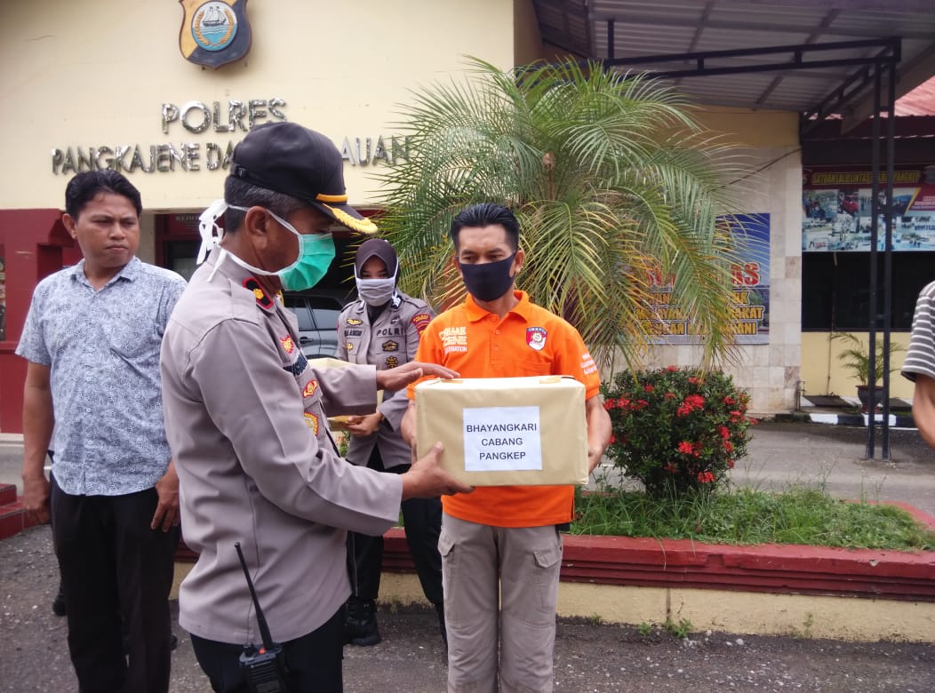 Wujud Kepedulian, Bhayangkari Polres Pangkep Serahkan Paket Sembako ke PHL