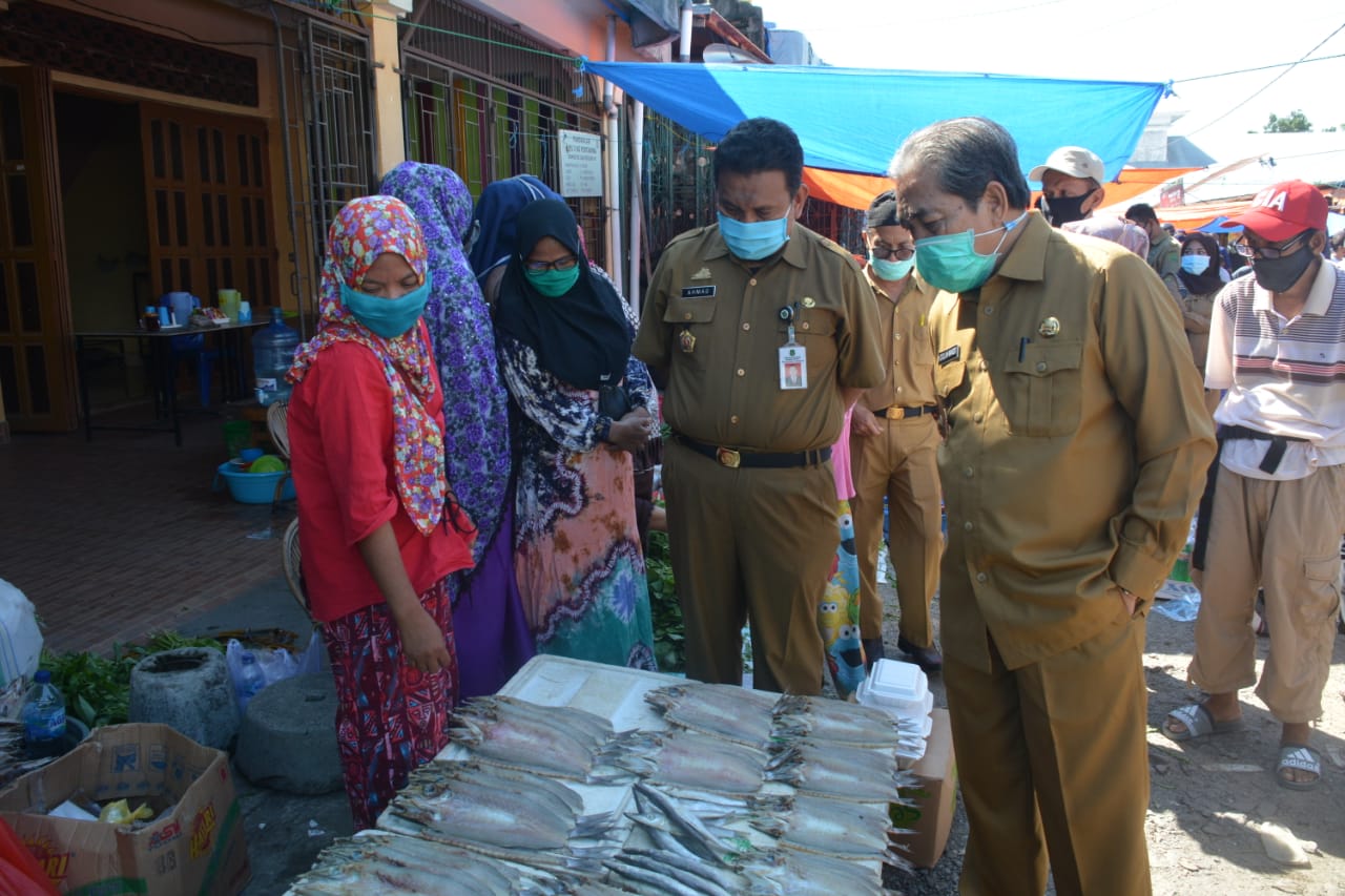 Turun Pantau Stok Bahan Pokok, Bupati Sidrap Terus Serukan Pentingnya Penggunaan Masker