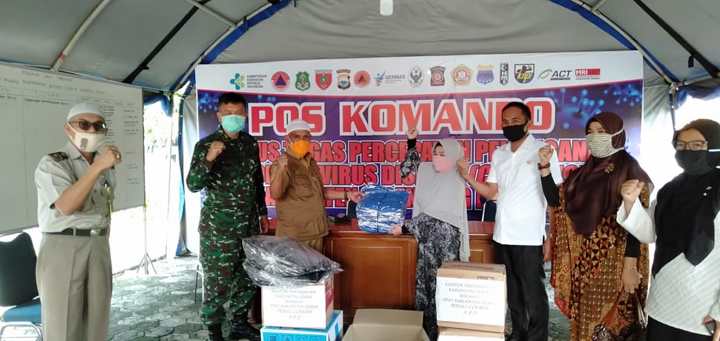 Serahkan APD ke Satgas Gugus Tugas Cara BPN dan PPAT Sidrap Peduli Lawan Wabah Covid-19