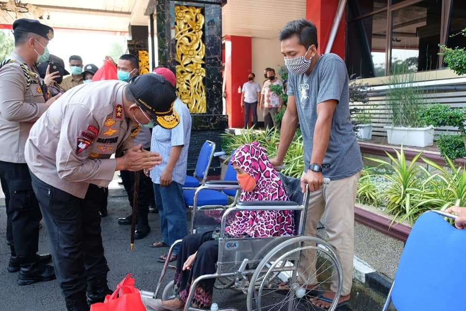 Subhanallah,! Kapolda Martuani Sormin Santuni Penyandang Disabilitas