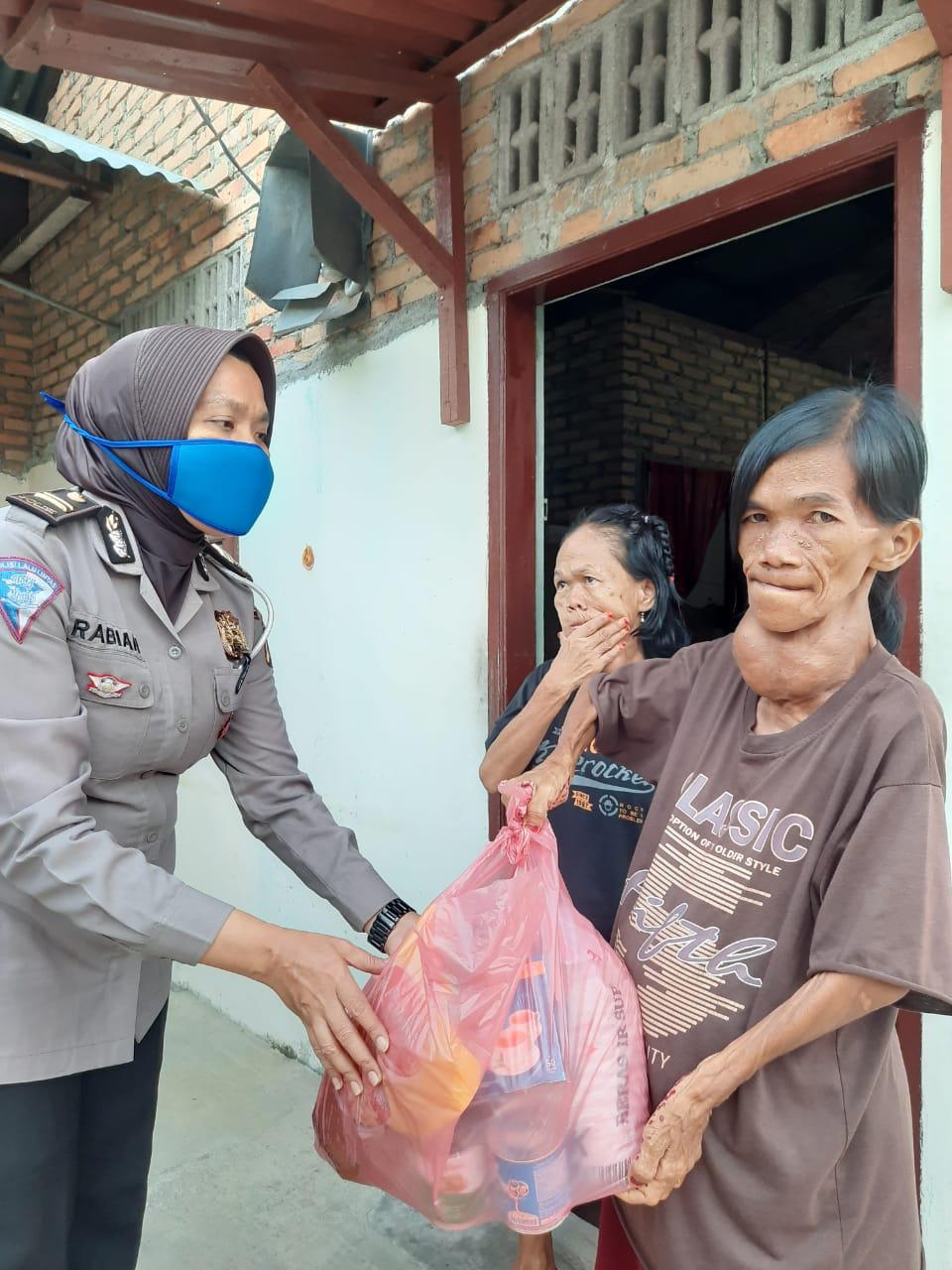 Terdampak Covid-19, Ditlantas Polda Sumut Bagi Sembako pada Kaum Dhuafa