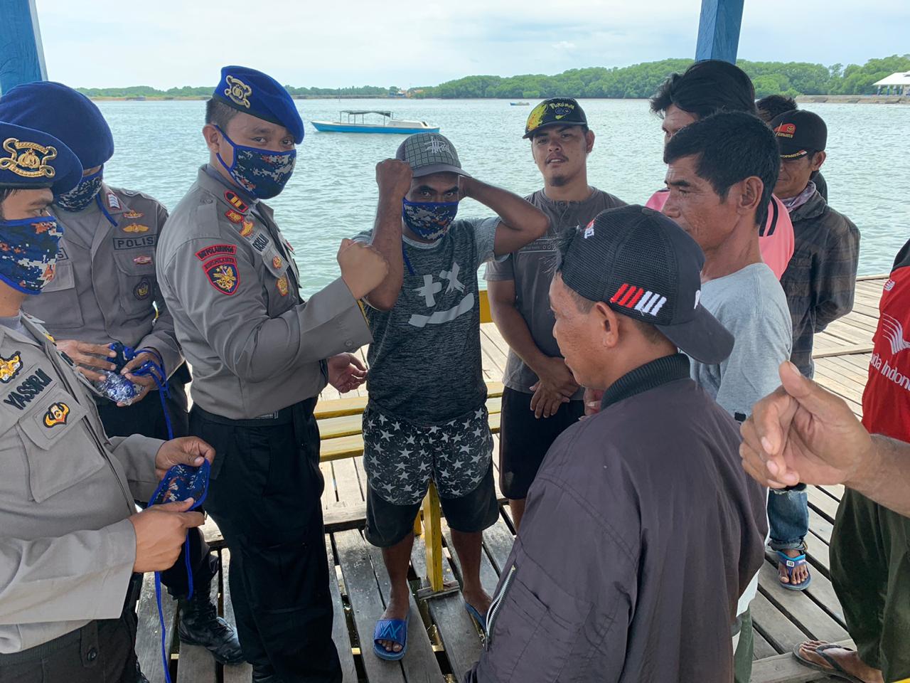 Peduli Covid 19, Polri Giatkan Bhakti Sosial dengan Berbagi Sembako dan Masker pada Masyarakat Pesisir