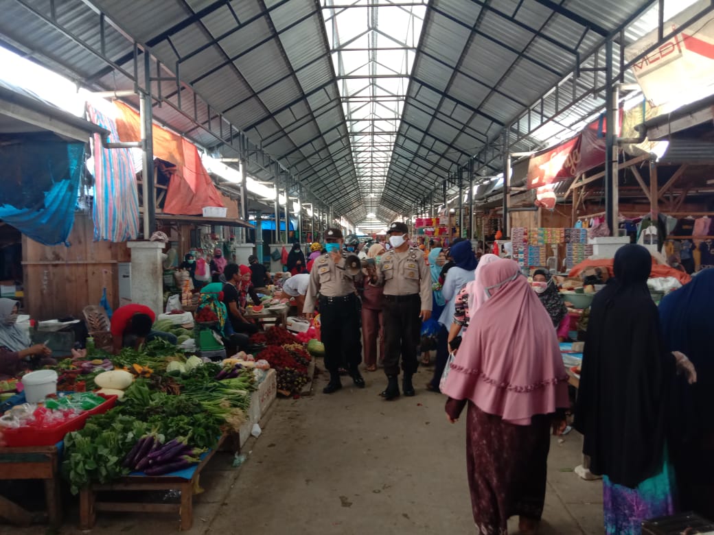 Binmas Polres Enrekang Berikan Himbauan Kamtibmas Di Pasar-pasar