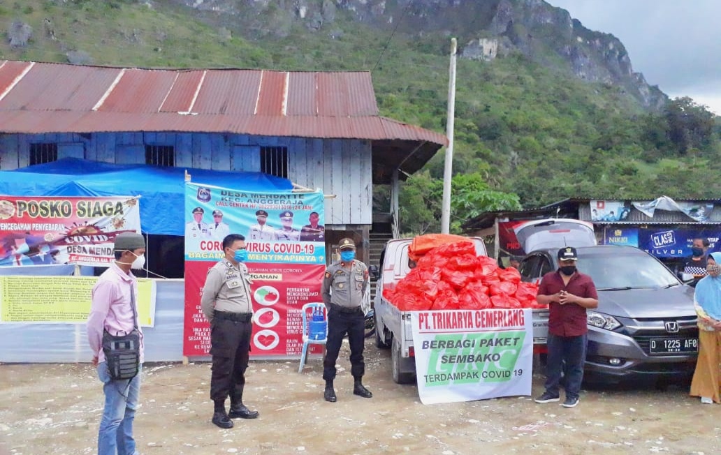 Kapolsek Anggeraja Enrekang Pantau Pembagian Bantuan Sembako pada Warga Binaannya