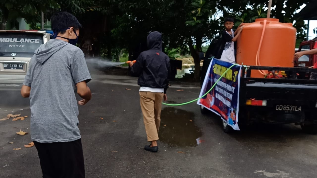 Meski Puasa, Personil Polres dan Anggota DPRD Sidrap Intens Fogging Disinfektan