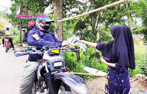 Turun Bagi-bagi Masker Gratis ke Warga Cara D’Trac Enrekang Putus Rantai Corona