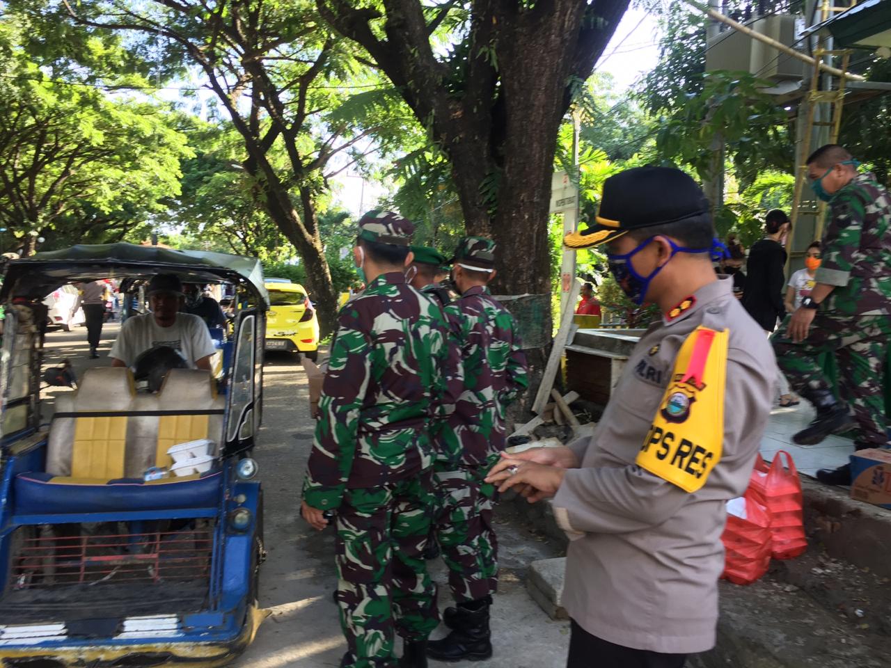 Sinergitas TNI-Polri, Kodim bersama Polres Bagikan Ratusan Paket Nasi untuk Buka Puasa