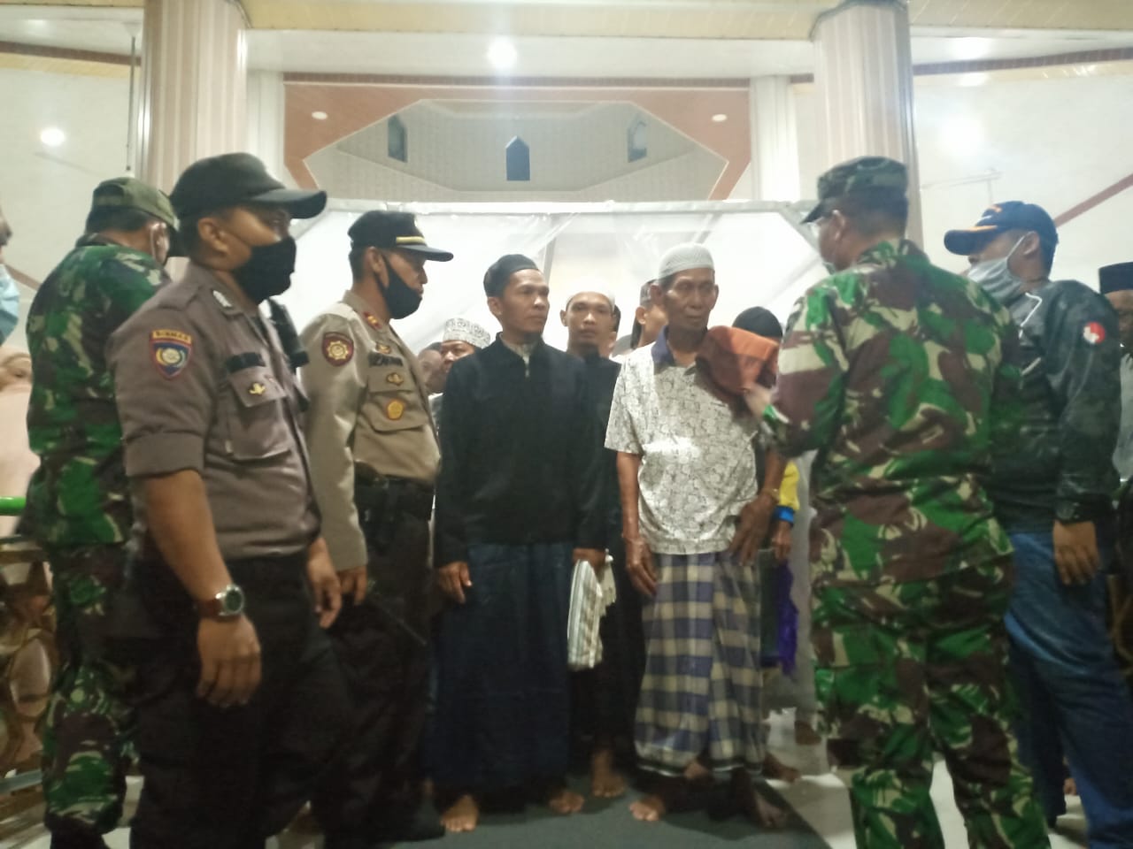 Bersama Muspica Watang Pulu, Dandim 1420 dan Kadinkes Sidrap Turun Lakukan Penutupan Aktifitas Masjid