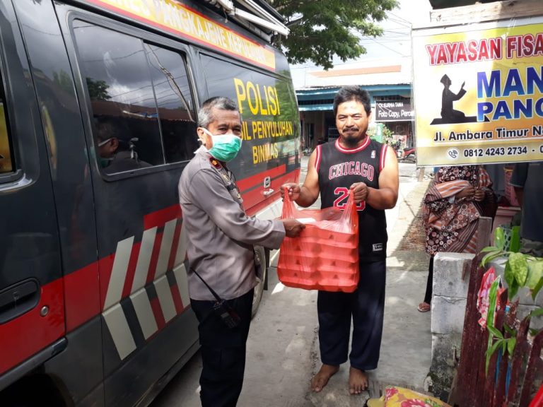 Aksi Peduli Dampak Covid-19, Wakapolres Pangkep Bagikan Sembako