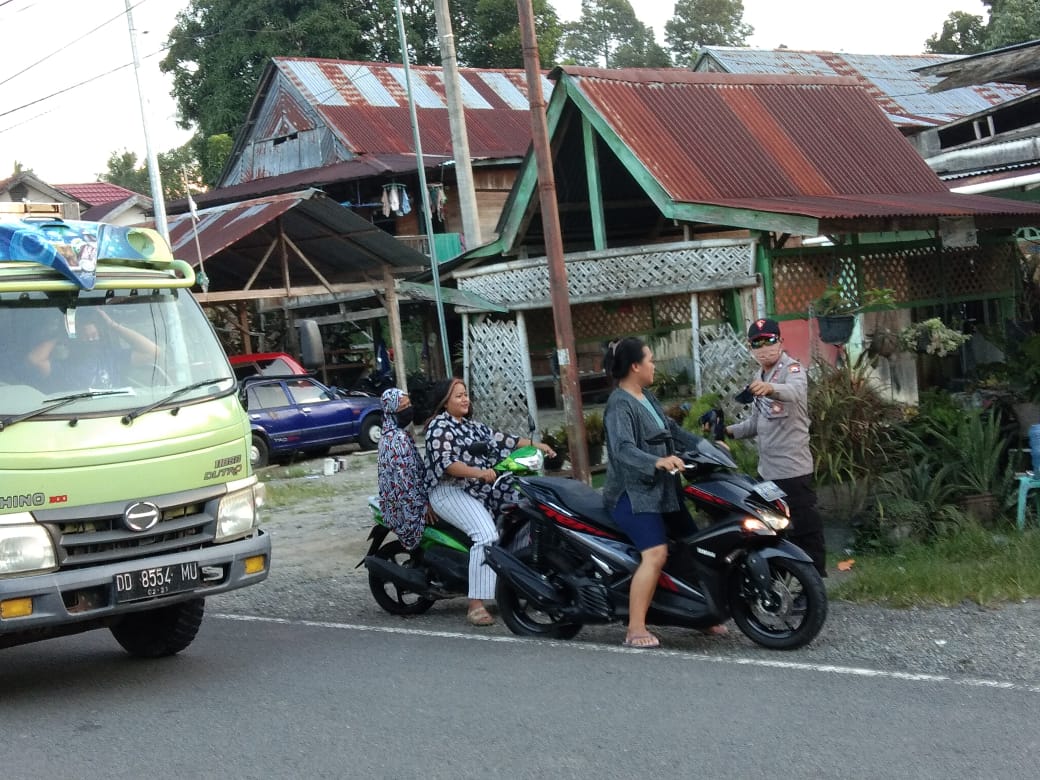 Personel Polsek Maiwa Polres Enrekang Bersama Anak Muda Maiwa Bagikan Masker Gratis