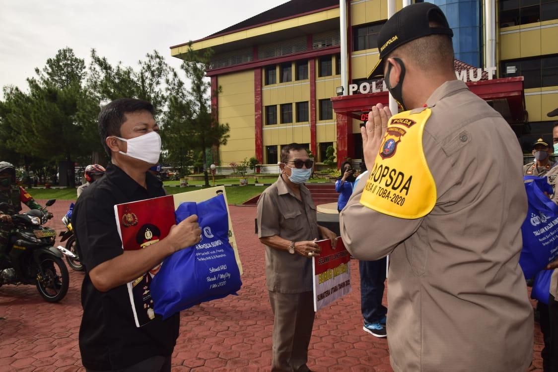 Memperingati Hari May Day, Kapolda Sumut Bantu Sembako 5.000 Paket pada Buruh