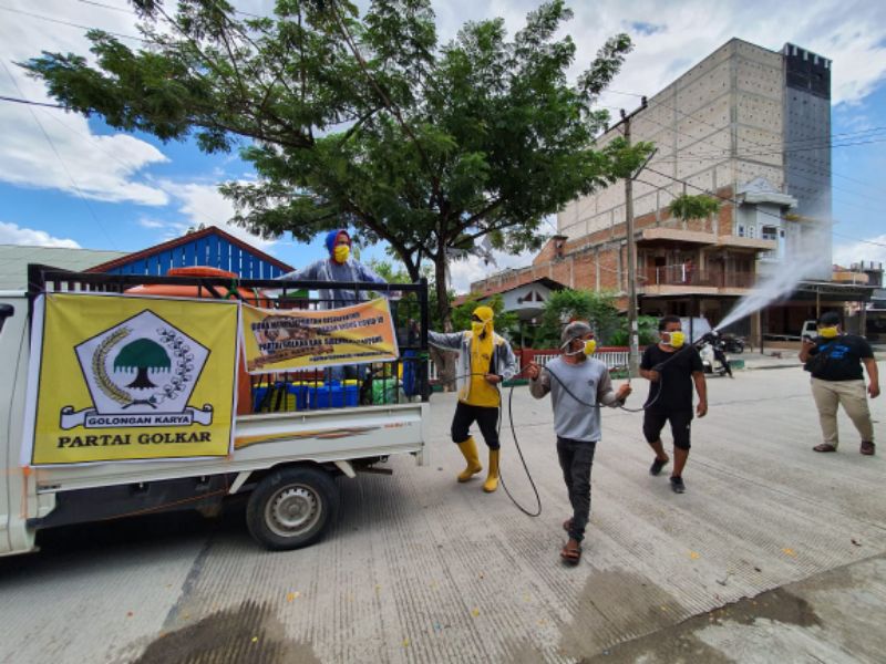 Fogging Disinfektan dan Bagi Masker ke Warga Cara Pengurus Golkar Sidrap Tangkal Covid-19