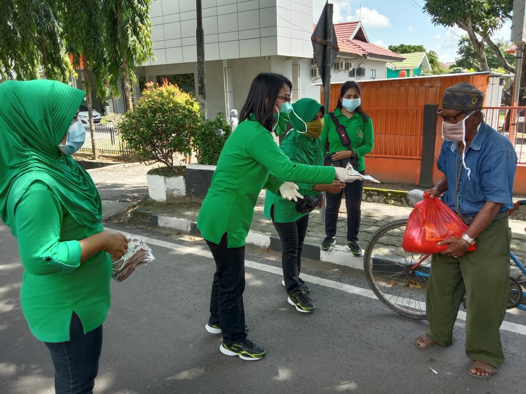 Tangkal Penyebaran Covid-19, Persit KCK Cab XLIV Dim 1420 Sidrap Bagikan Masker Dan Sembako