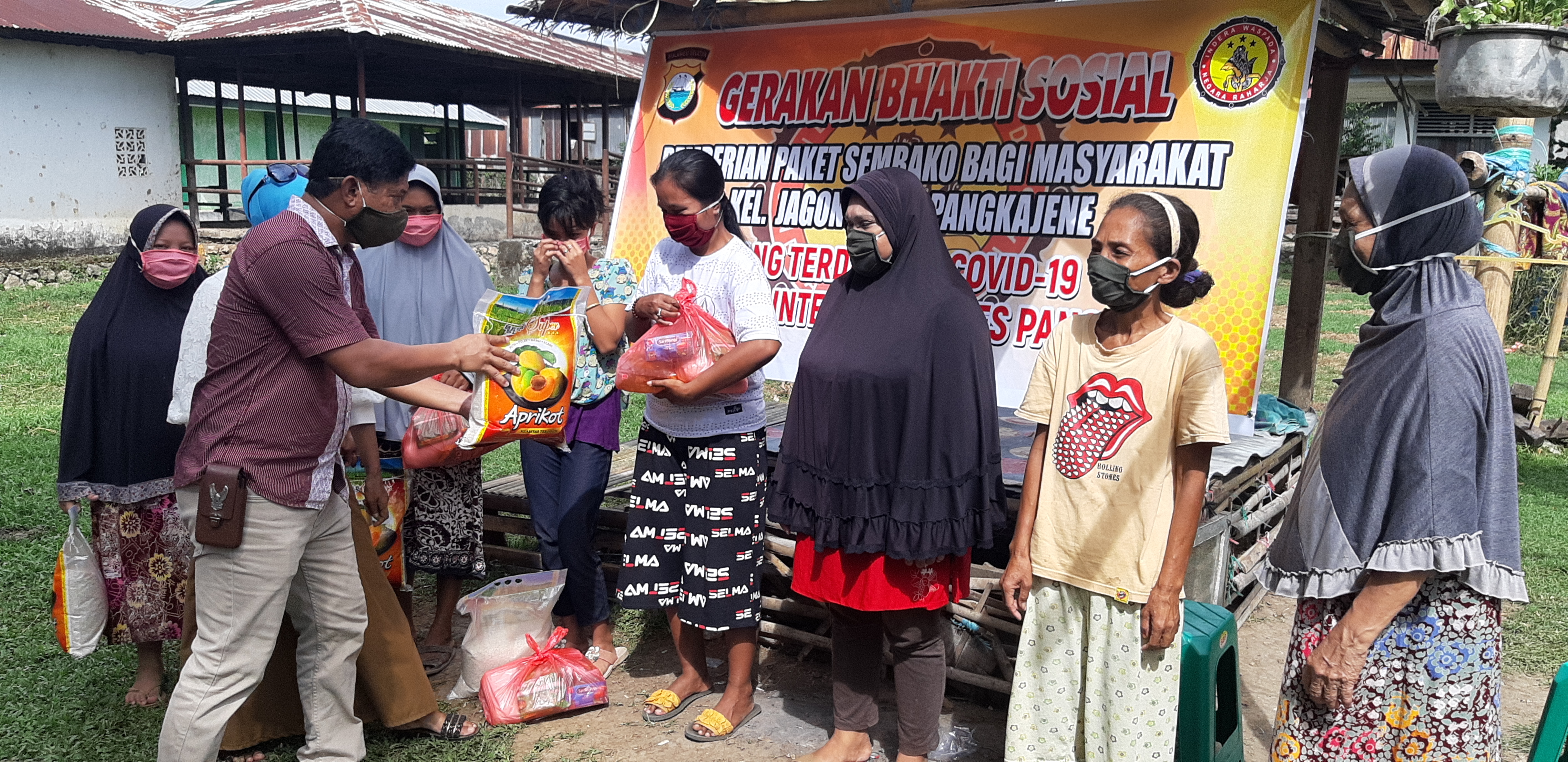 Bantu Warga Terdampak Covid-19, Sat Intelkam Polres Pangkep Salurkan Paket Sembako