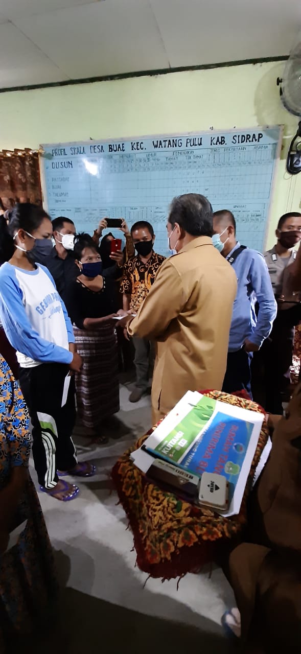 Bupati Sidrap Serahkan BLT di Desa Buae