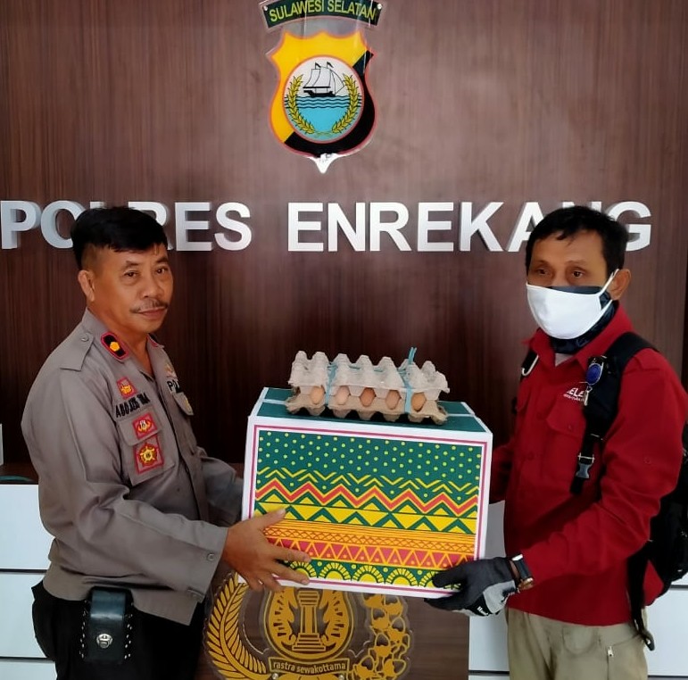 Pererat Silaturahim, Polres Enrekang Berikan Paket THR Kepada Para Media