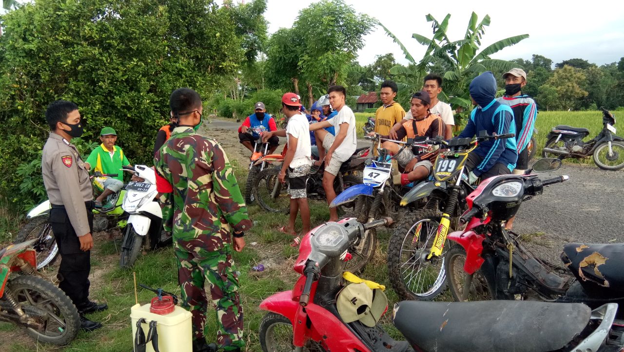 Lagi Ngabuburit, TNI-Polri di Panca Lautang Sidrap Bubarkan Kerumunan Pemuda