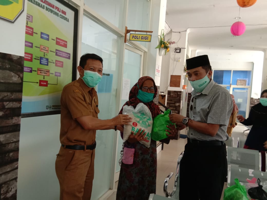 Baznas Pangkep Salurkan Paket Sembako dan APD untuk Medis