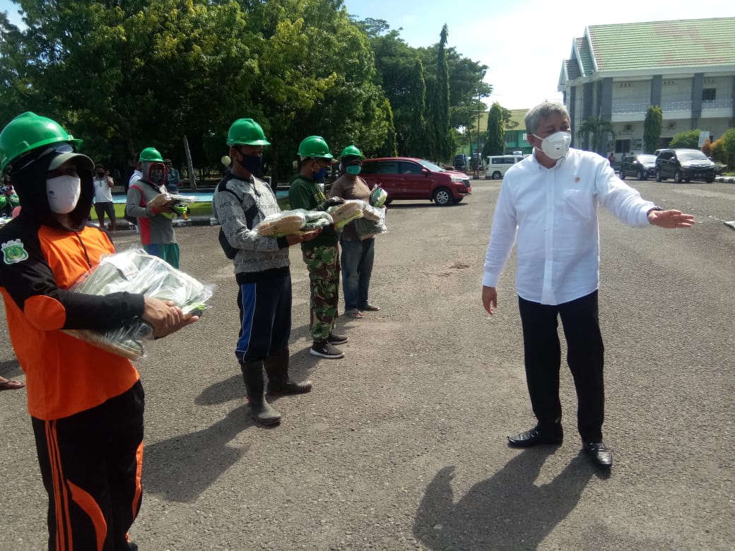 Bupati Pinrang Santuni Petugas Kebersihan Kurang Mampu dengan  Sembako