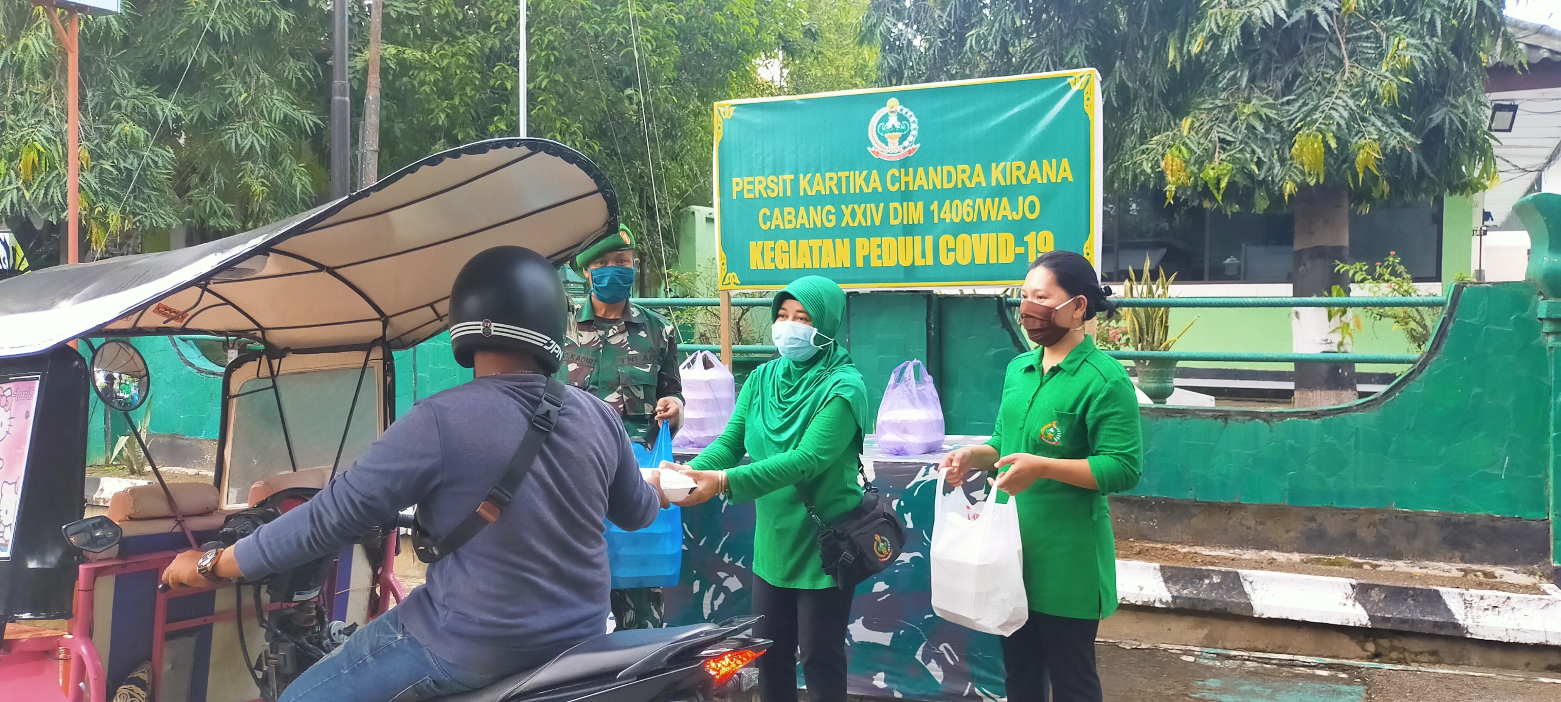 Persit Kartika Chandra Kirana Wajo Bagi Takjil Untuk Tukang Bemor