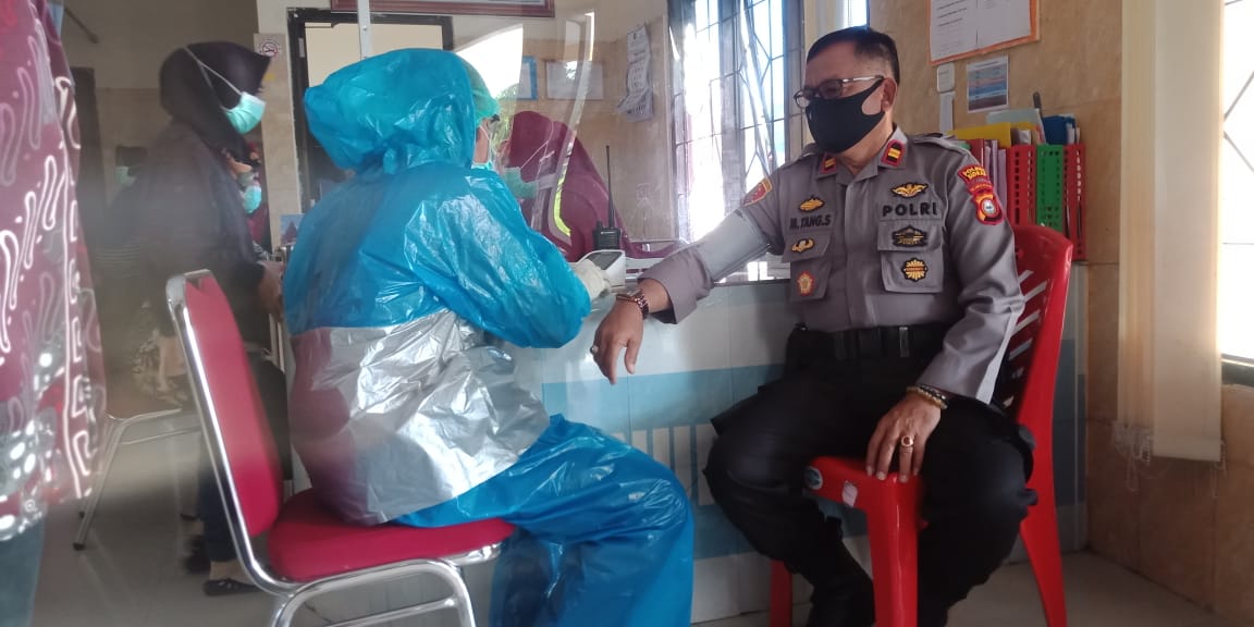 Giliran Personil Mapolsek Baranti Polres Sidrap Lakukan Pemeriksaan Kesehatan Cegah Covid-19