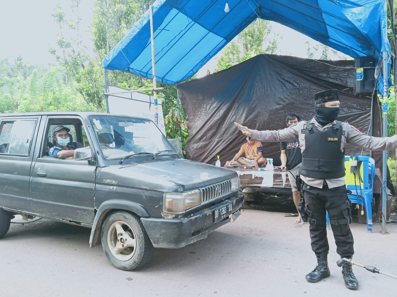 Patroli Rutin Kanit Sabhara Polsek Curio Pantau dan Mengatur Lalu Lintas Depan Posko Darurat Covid-19