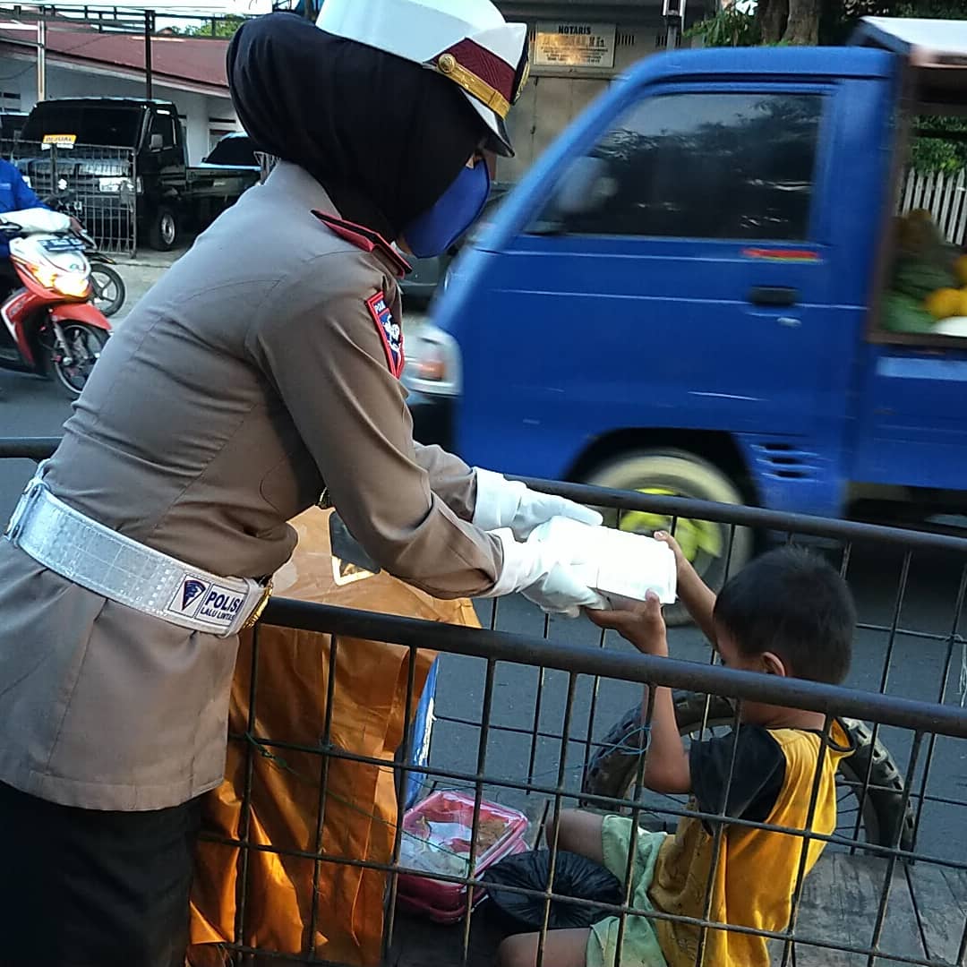 Kasat Lantas AKP Dharmawaty Berbagi Takjil pada Warga Kurang Mampu