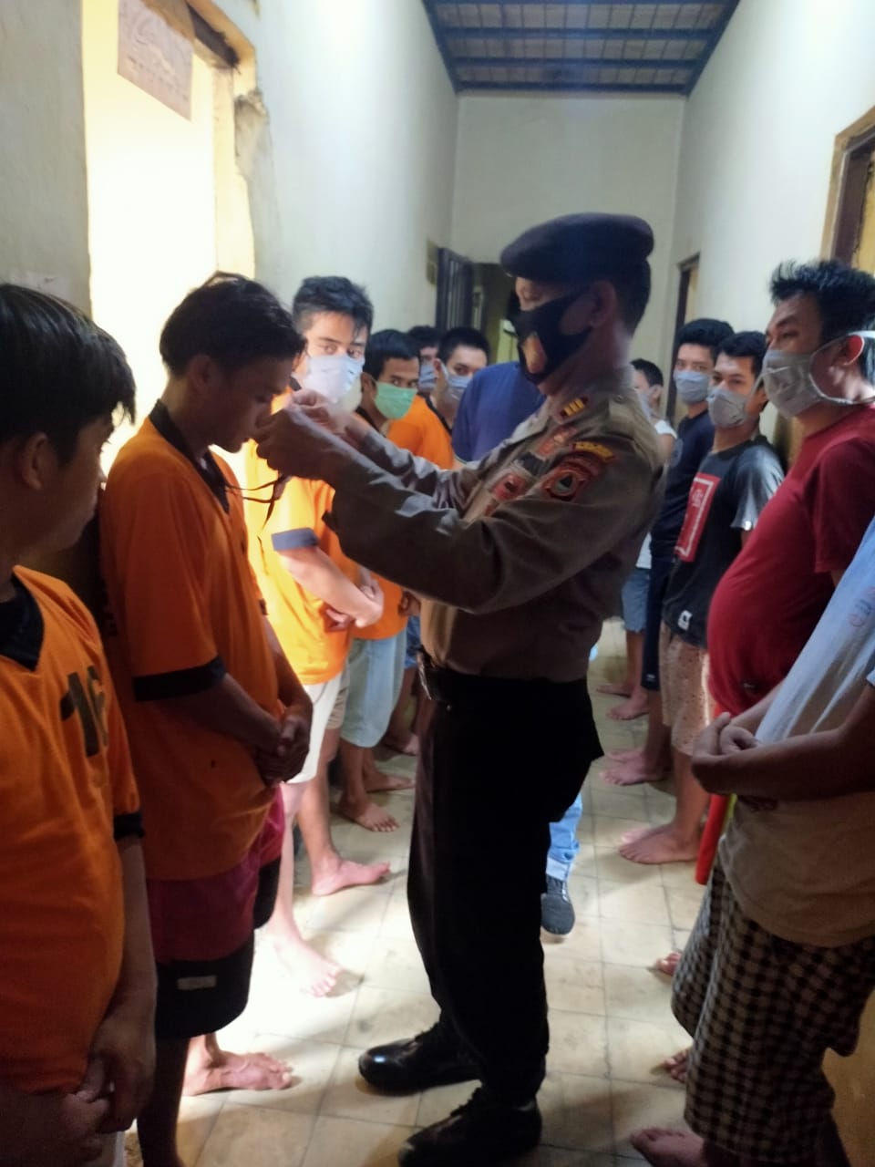 Kasat Sabhara Polres Enrekang Kontrol Ruang Tahanan Mako Polres