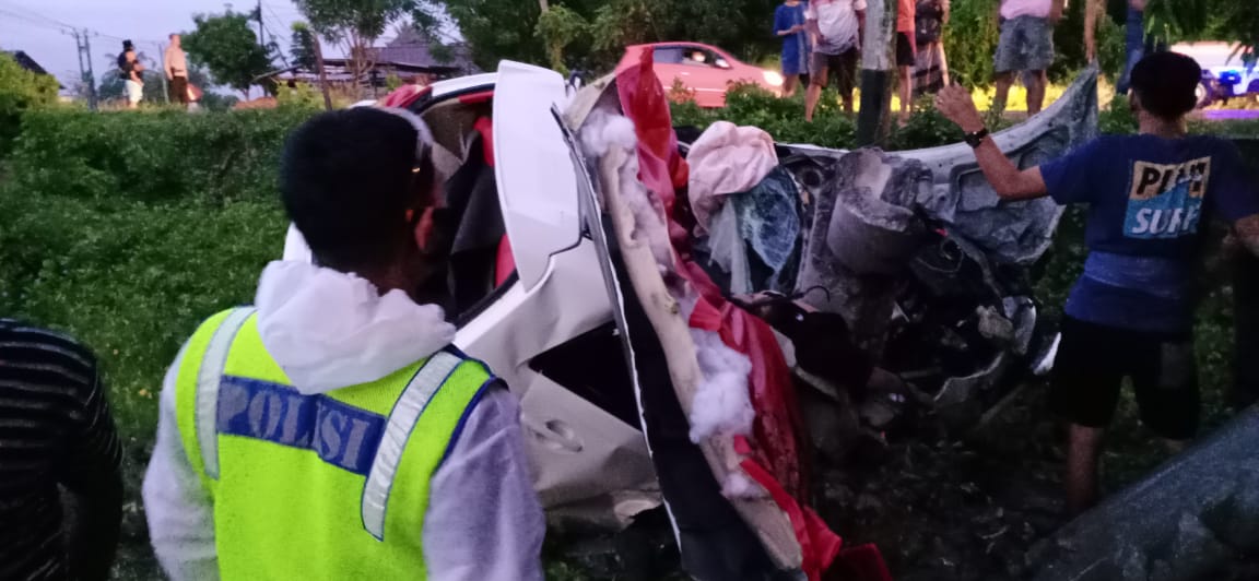 Tabrak Tiang Listrik, Mobil Hancur dan Pengemudi Meninggal Ditempat