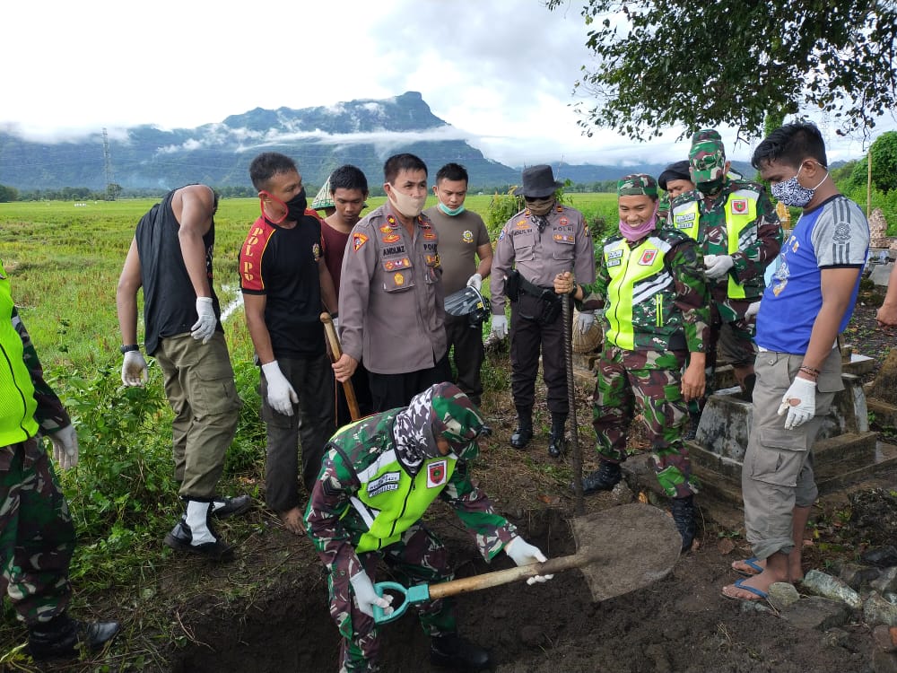 Kabag Ops Polres Pangkep Gali Kubur Jenazah yang Diduga Terpapar Covid-19 di Segeri