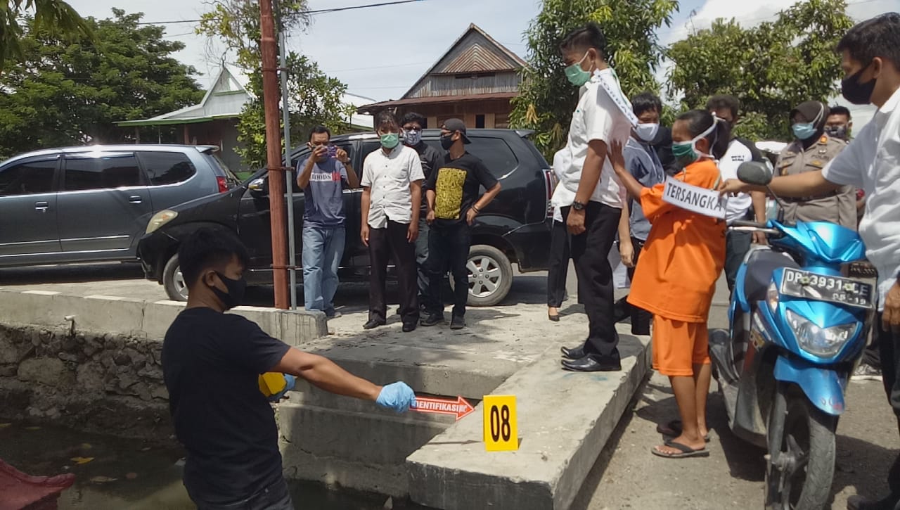 16 Adegan Ibu Tiri Bunuh Anaknya. Polisi Rekon Kasus Pembunuhan Anak di Sidrap