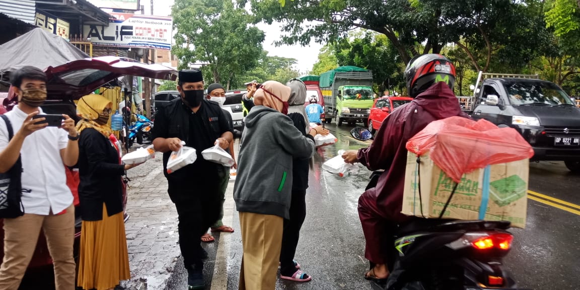 Manfaatkan Berkah Ramadhan, Bawaslu Berbagi Takjil Berbuka