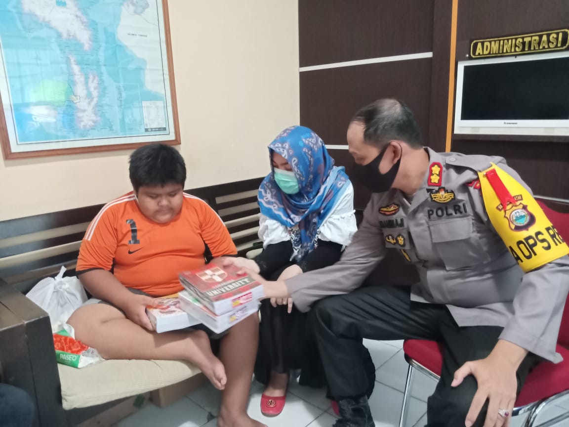 Hibur Bocah Korban Perundungan, Kapolres Pangkep Lakukan Hal Ini