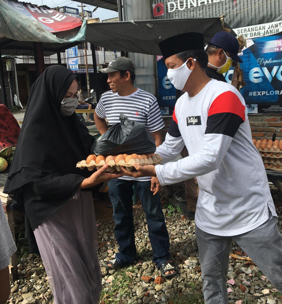 Ditengah Pandemi Covid-19, H. Zulkifli Zain Tetap Salurkan Zakatnya 