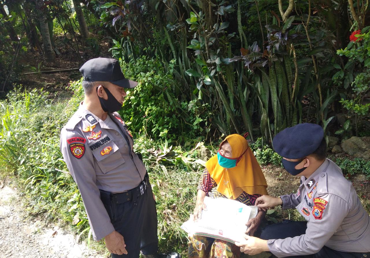 Kanit Sabhara Polsek Anggeraja Polres Enrekang Bersama Bhabinkamtibmas Serahkan Bantuan Sembako Untuk Warga Tidak Mampu