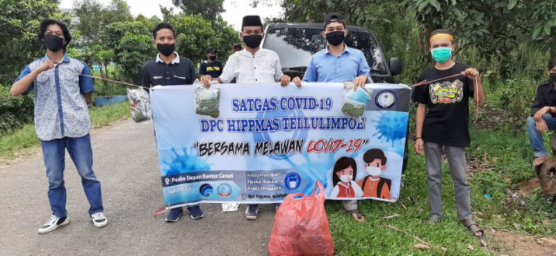 Alumni SMAN 1 Tellulimpoe Bagikan Masker dan Edukasi Masyarakat Hingga ke Pelosok Kecamatan