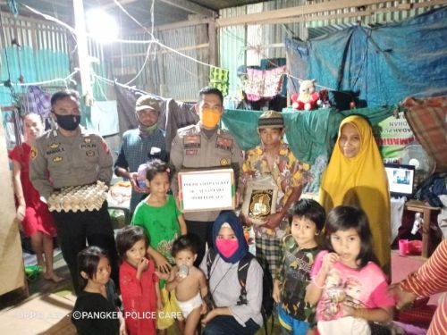 Begini Bentuk Kepedulian Polisi Pangkep Santuni Warga Terdampak Covid-19 di Kampungnya