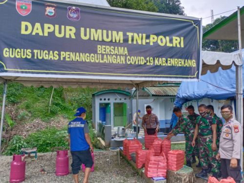 Penanggulangan Covid-19, Binmas Polres Enrekang Sinerjitas TNI Menyediakan Makanan Berbuka untuk Warga