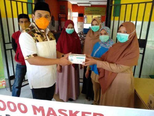 Support Tenaga Medis, Pak Dokter Bagi 1000 APD Masker di Bulukumba