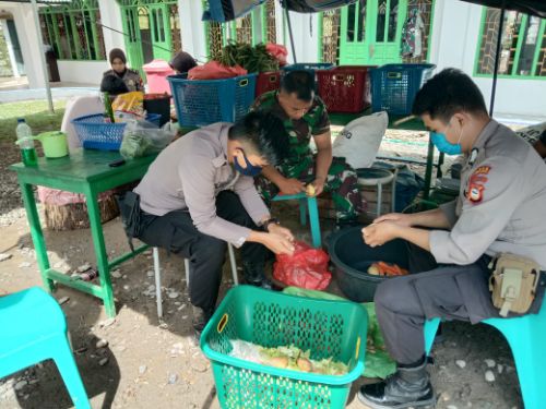 Setiap Hari, Dapur Umum TNI Polri Menyiapkan Makan Malam untuk Warga