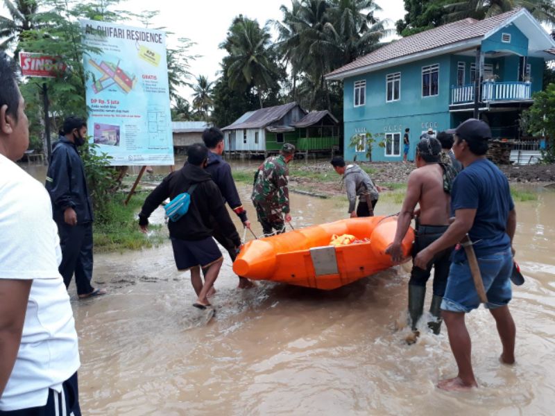 Babinsa Koramil 1419-02 Turun Bantu Warga Terdampak Banjir Luapan Sungai Saddang Enrekang