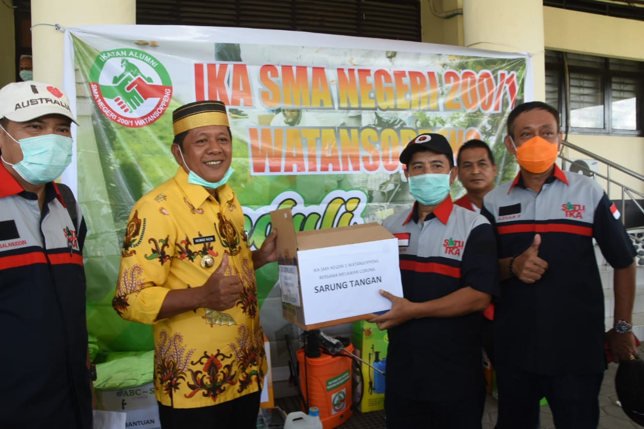 IKA SMA 200 Bantu Pemda Soppeng APD