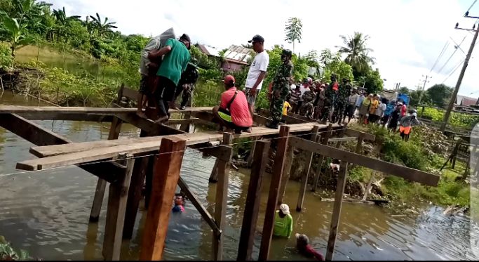 TNI Perbaiki Jembatan Rusak Di Majauleng