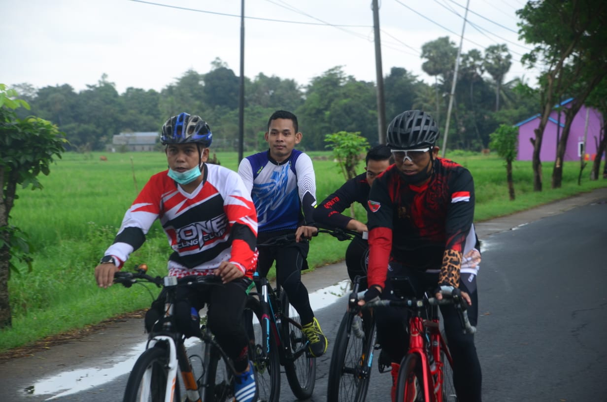 Isi Akhir Pekan, Danrem 141 dan Dandim Bone Kompak Turun Gowes Jaga Kebugaran