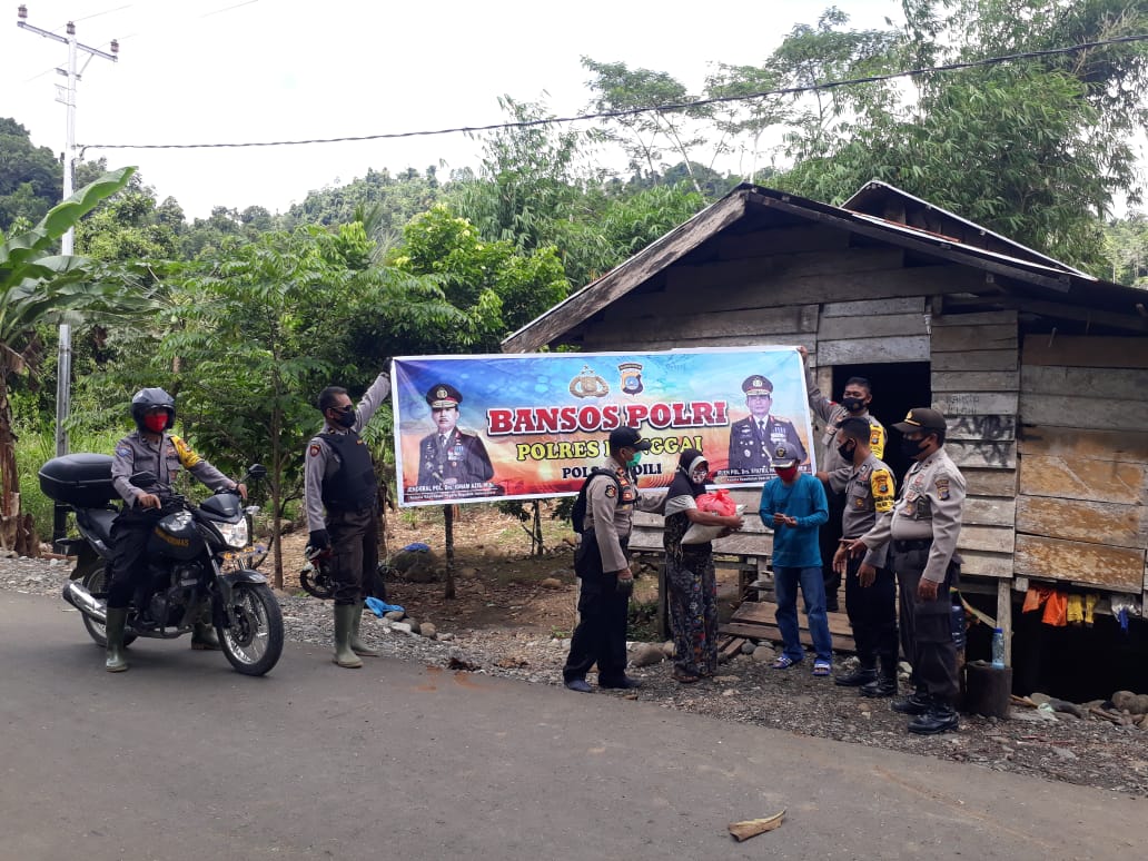 Polri Peduli Covid-19, Kapolek Toili Turun Langsung Salurkan Bansos